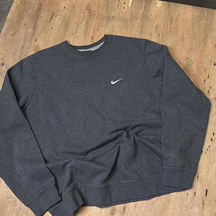 Vintage Nike Swoosh Embroidered Graphic Sweatshirt image 2