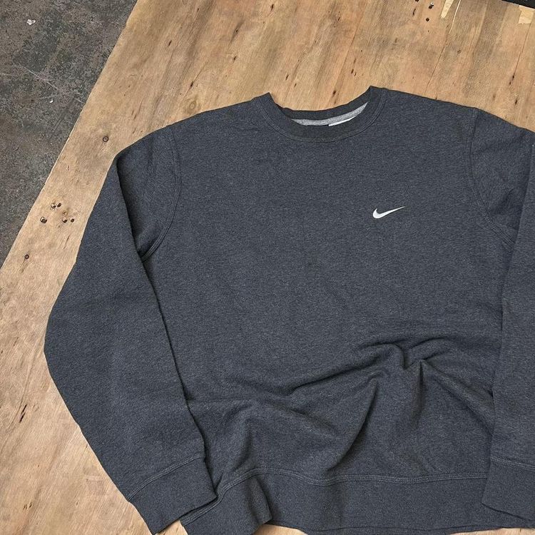 Vintage Nike Swoosh Embroidered Graphic Sweatshirt image 3