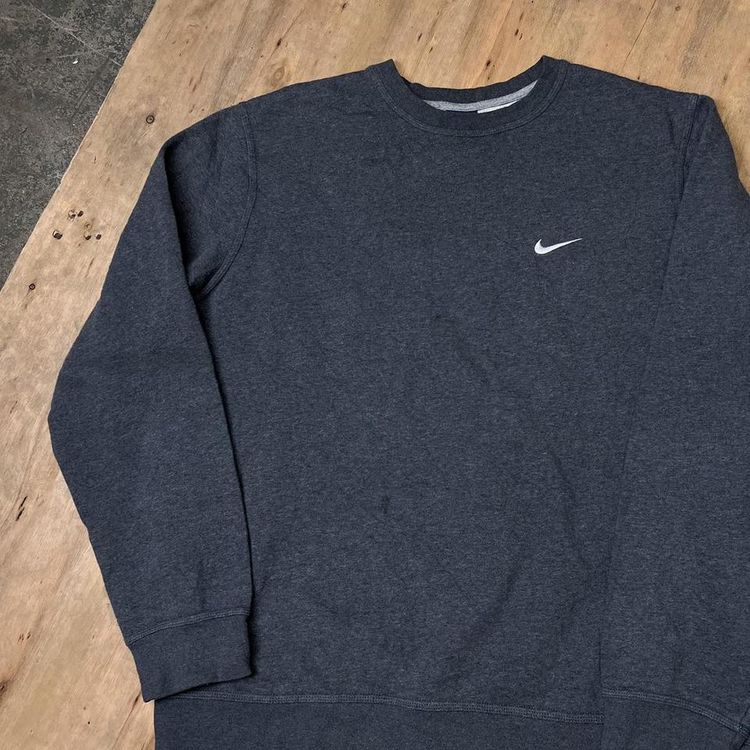 Vintage Nike Swoosh Embroidered Graphic Sweatshirt image 4