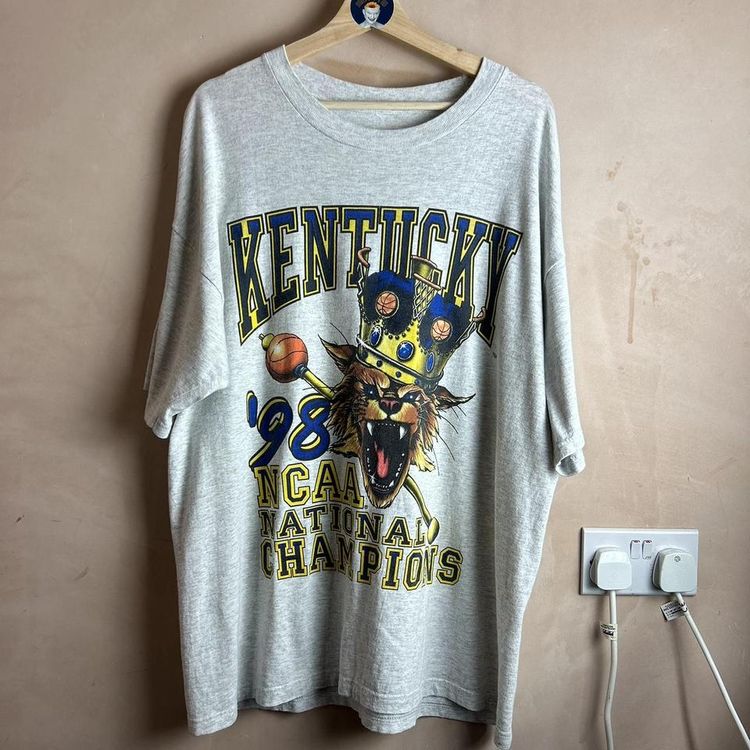 Vintage NCAA USA College Kentucky Wildcats national championship graphic t shirt