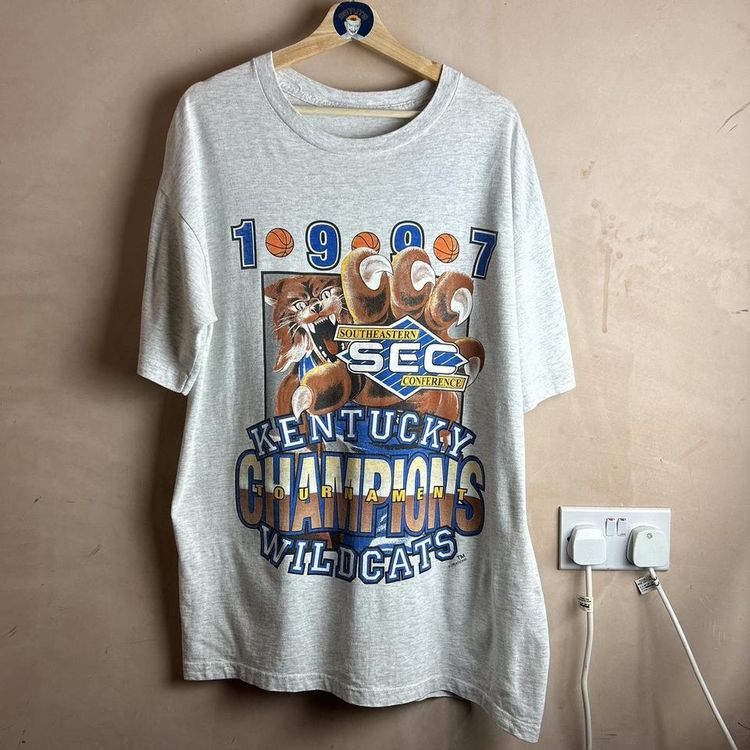 Vintage USA college basketball 1997 Kentucky Wildcats champions graphic t shirt