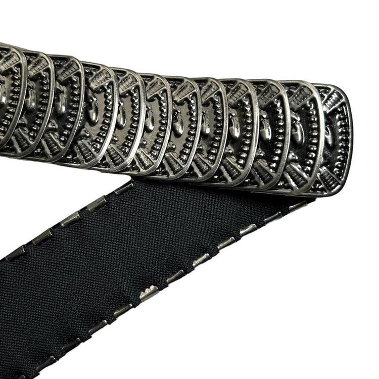 Vintage silver metal scale belt with an embossed rectangular fastening image 3