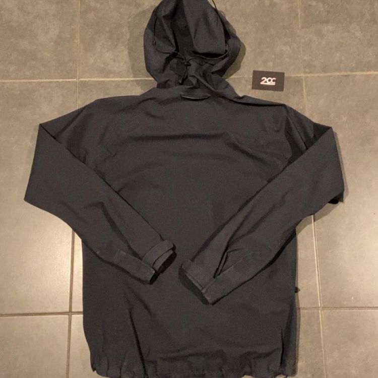 - Haglofs Roc / Fiction Gore-Tex (Waterproof) Jacket in Black, with chest pocket and beaked adjustab image 3