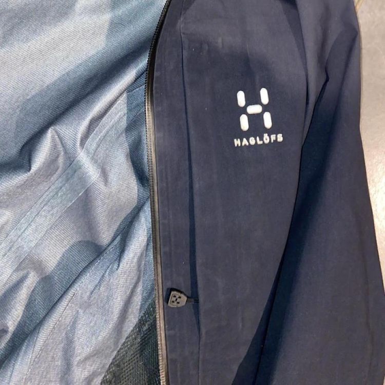 - Haglofs Roc / Fiction Gore-Tex (Waterproof) Jacket in Black, with chest pocket and beaked adjustab image 4