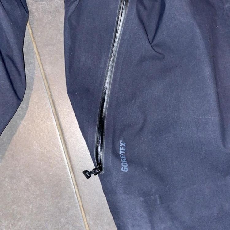 - Haglofs Roc / Fiction Gore-Tex (Waterproof) Jacket in Black, with chest pocket and beaked adjustab image 6