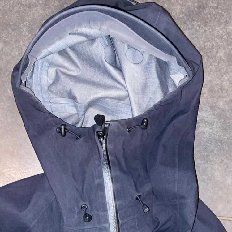 - Haglofs Roc / Fiction Gore-Tex (Waterproof) Jacket in Black, with chest pocket and beaked adjustab image 7