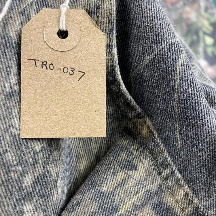 Immagine di Vintage realtree straight legged jeans. 7