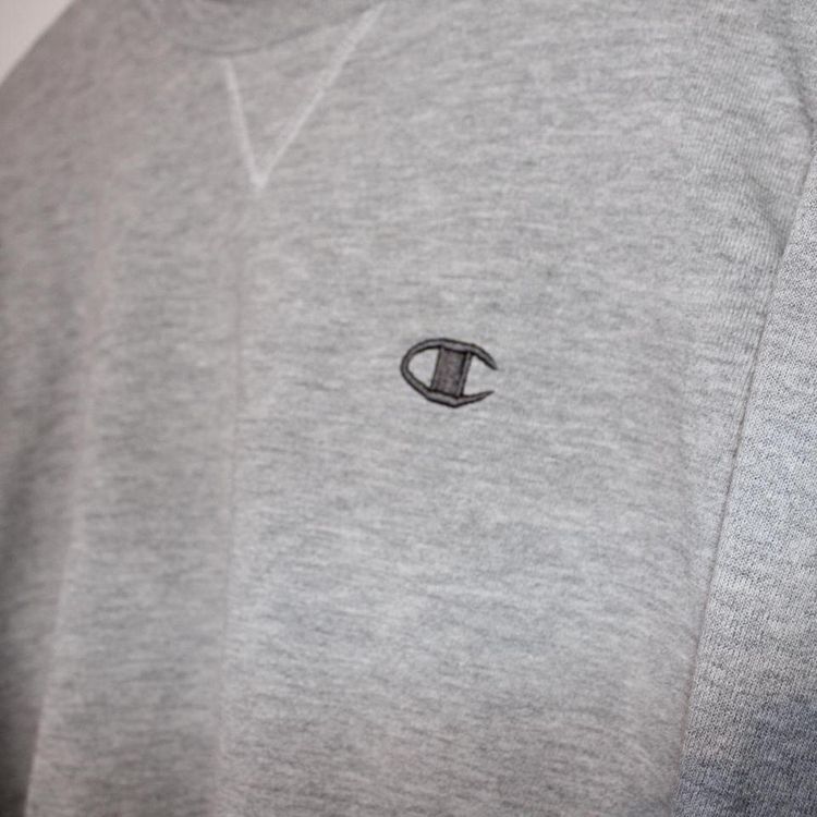 Champion Classic large plain grey sweater size large. 4