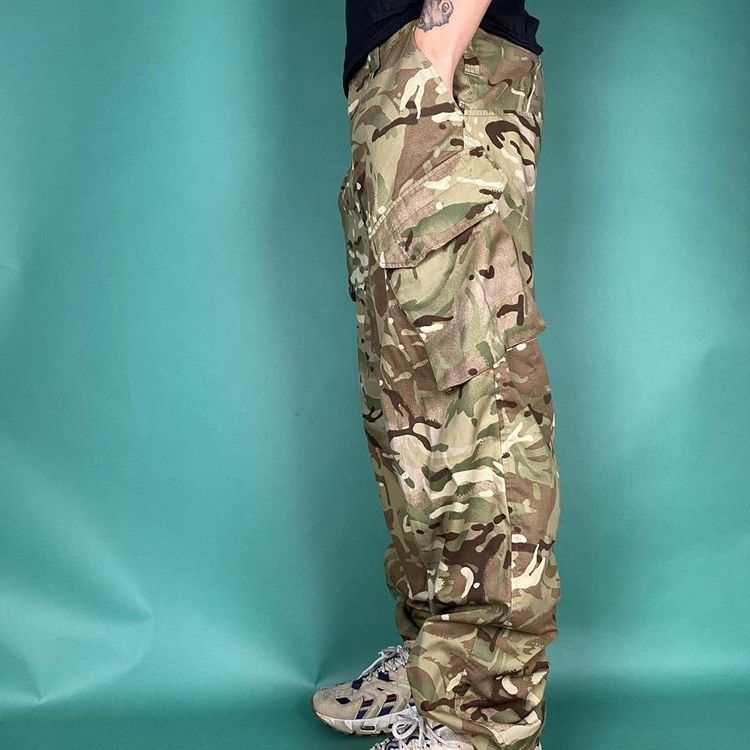 Immagine di Vintage y2k military camouflage cargo pants. 2