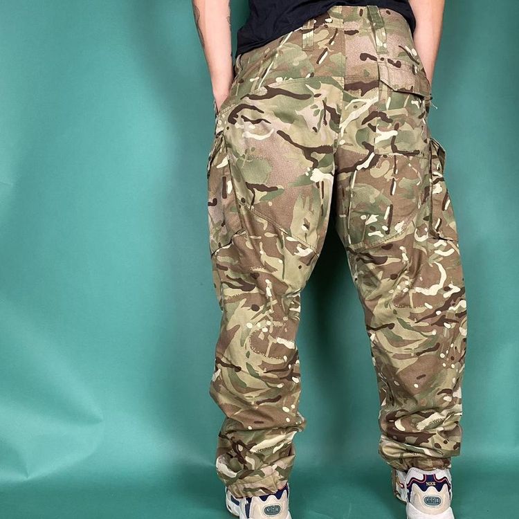 Immagine di Vintage y2k military camouflage cargo pants. 3