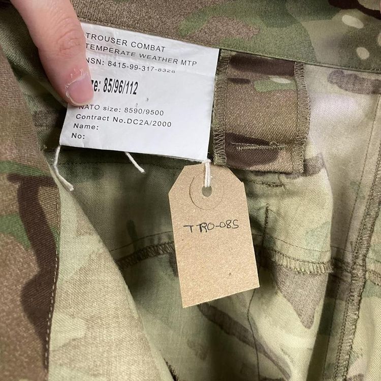Immagine di Vintage y2k military camouflage cargo pants. 4