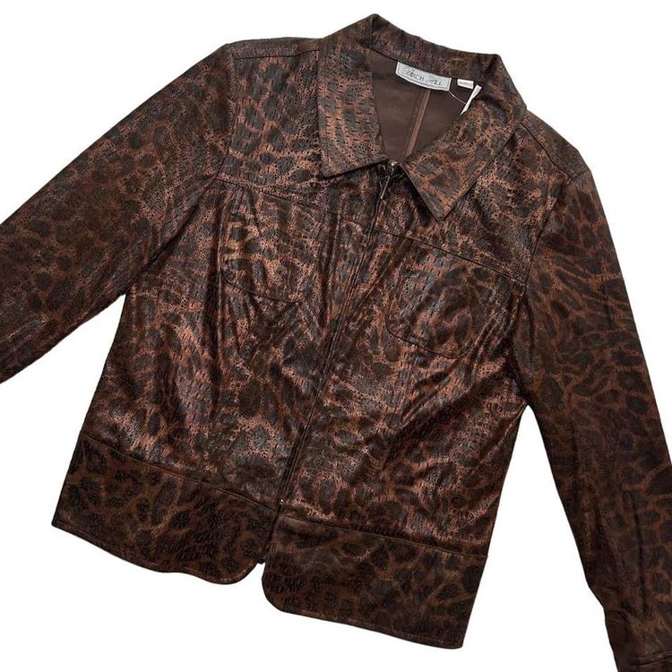 Fitted zip up and collared shiny leopard print jacket with two patch pockets image 2