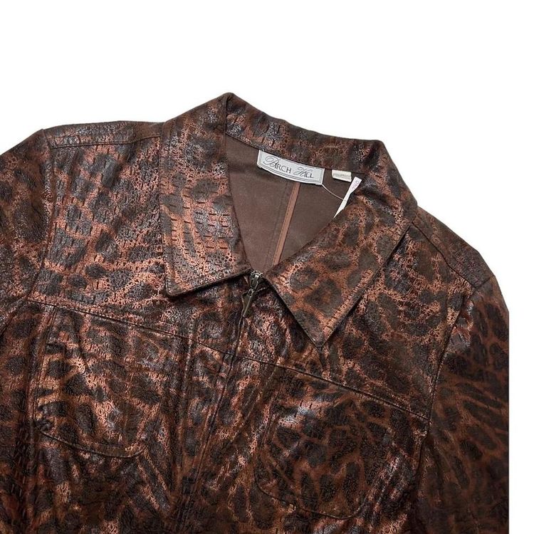 Fitted zip up and collared shiny leopard print jacket with two patch pockets image 3