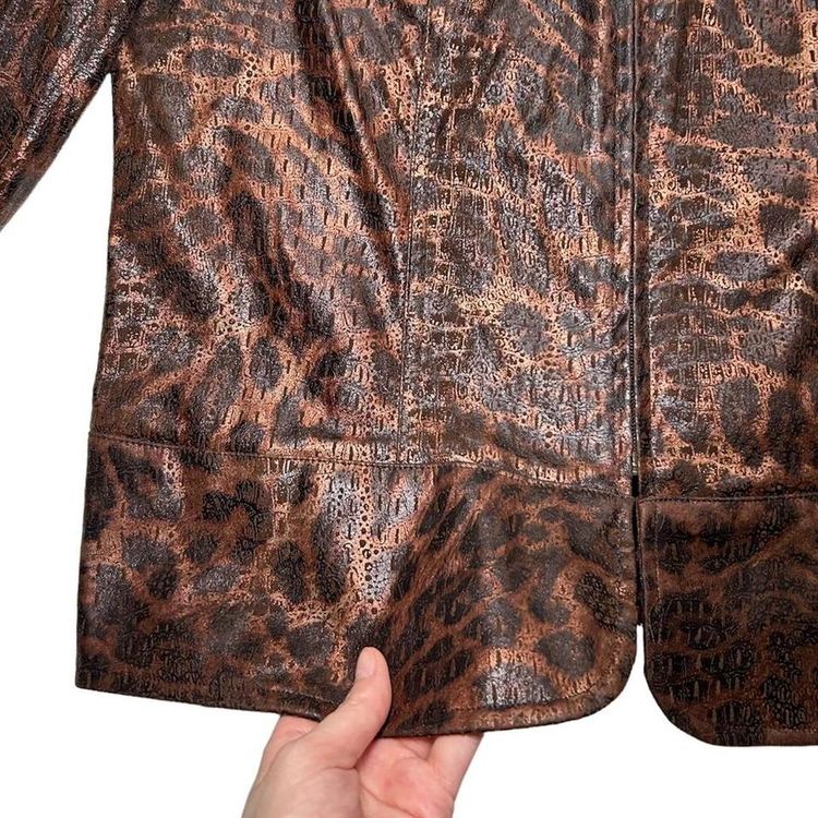 Fitted zip up and collared shiny leopard print jacket with two patch pockets image 4