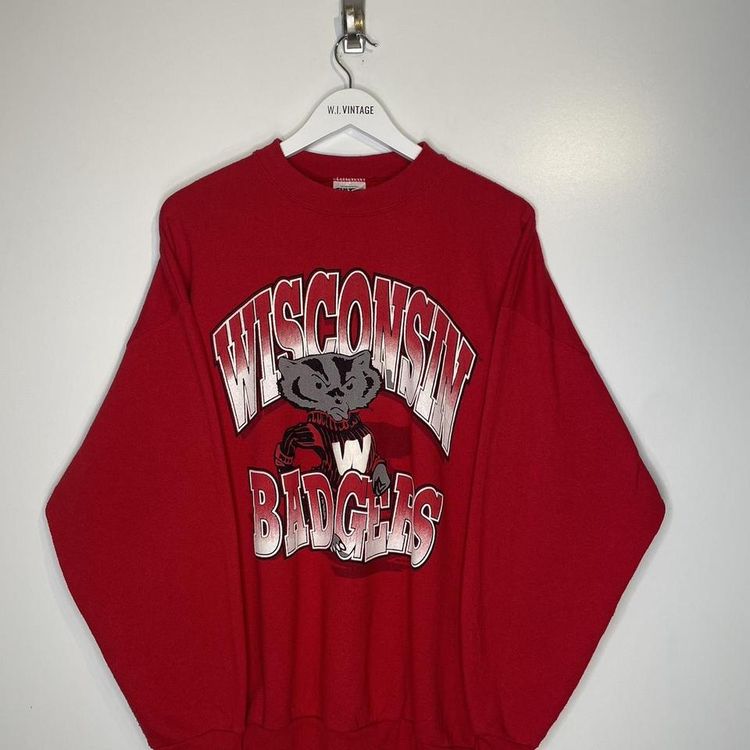 Wisconsin Badgers Red Sweatshirt Embroidery Red Color size XL