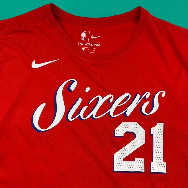 Nike NBA Philadelphia 76ers Embiid Double Graphic Athletic Tee Red XL image 2