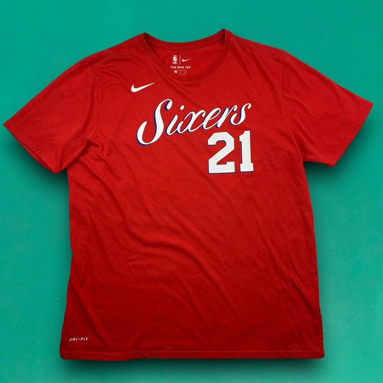 Nike NBA Philadelphia 76ers Embiid Double Graphic Athletic Tee Red XL