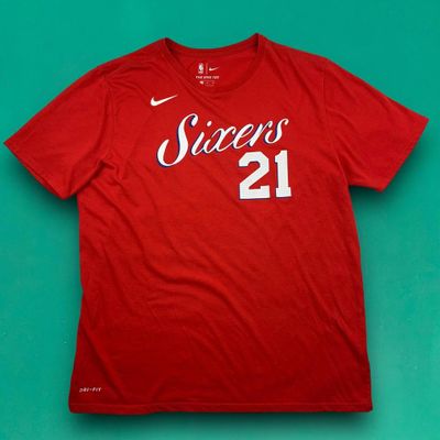 Nike NBA Philadelphia 76ers Embiid Double Graphic Athletic Tee Red XL