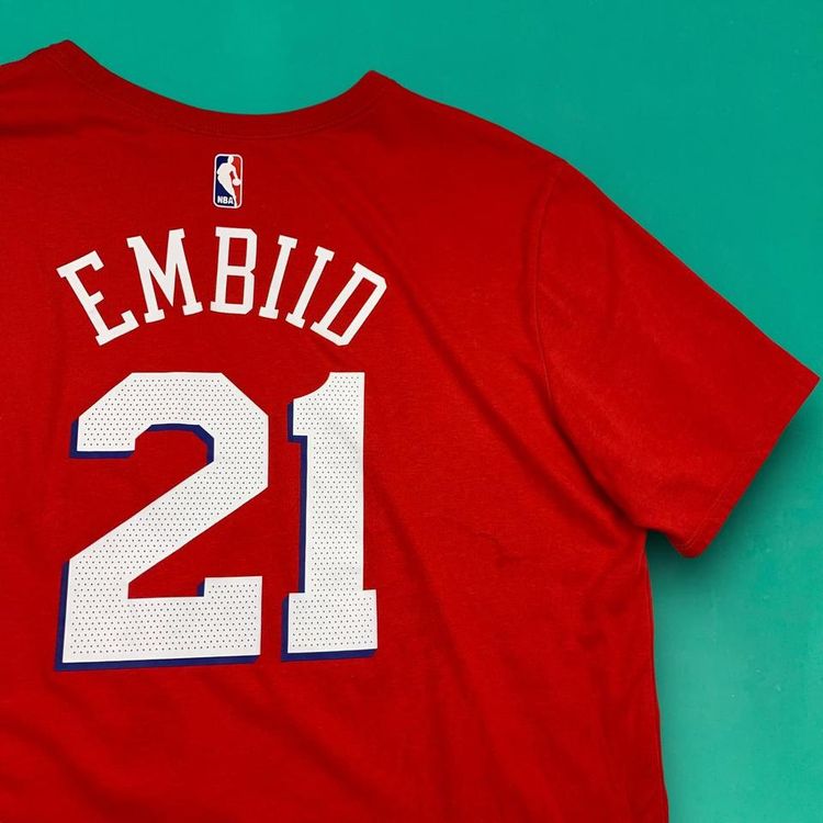Nike NBA Philadelphia 76ers Embiid Double Graphic Athletic Tee Red XL image 5