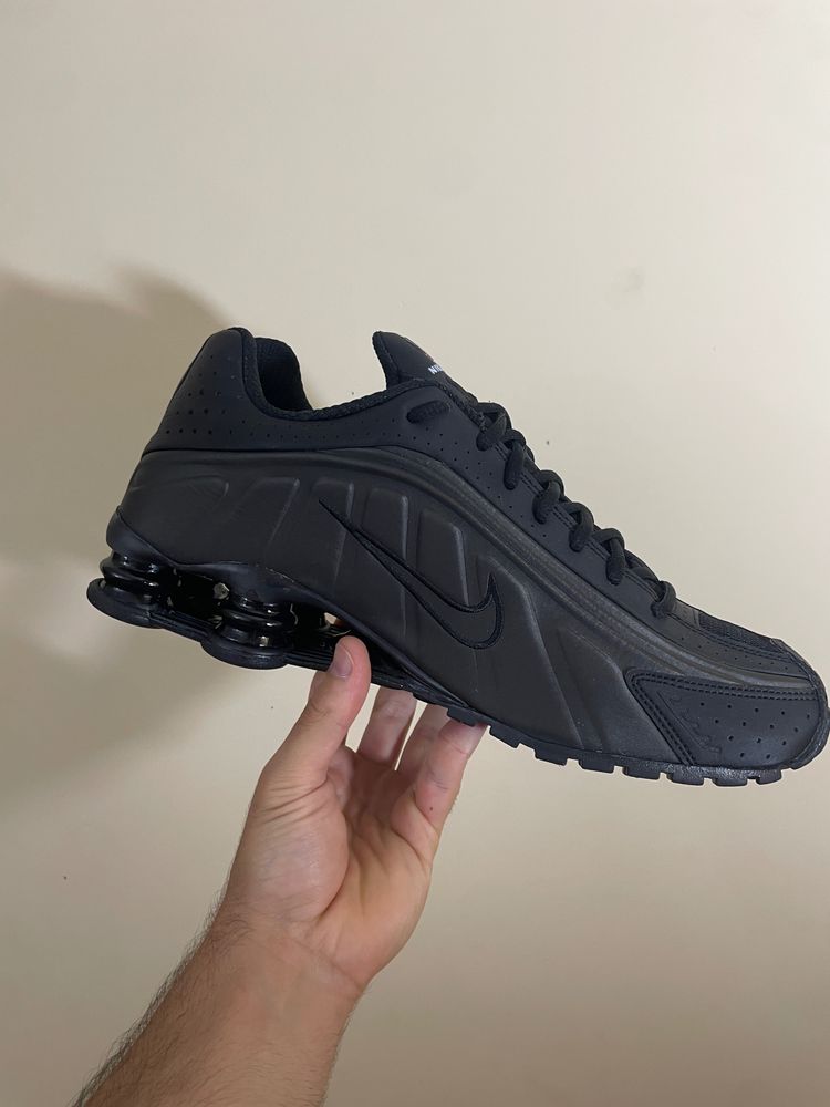Nike Black Shox R4