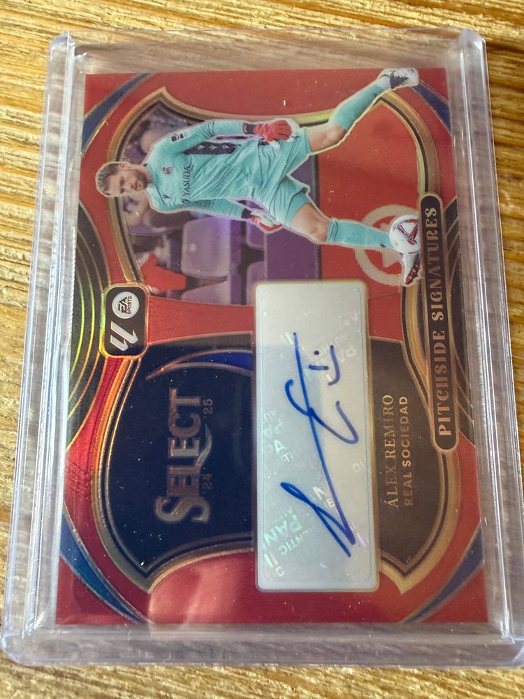 Álex Remiro Auto Panini Select 2024-25 Red Prizm Real Sociedad