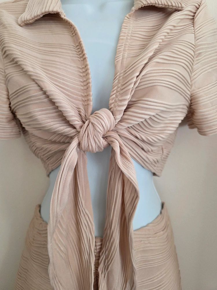 🐚 Shein Beige Textured Wave Plissé Tie-Front Crop Top & Shorts Co-Ord Set (Size L / UK 12-14) imagen 3