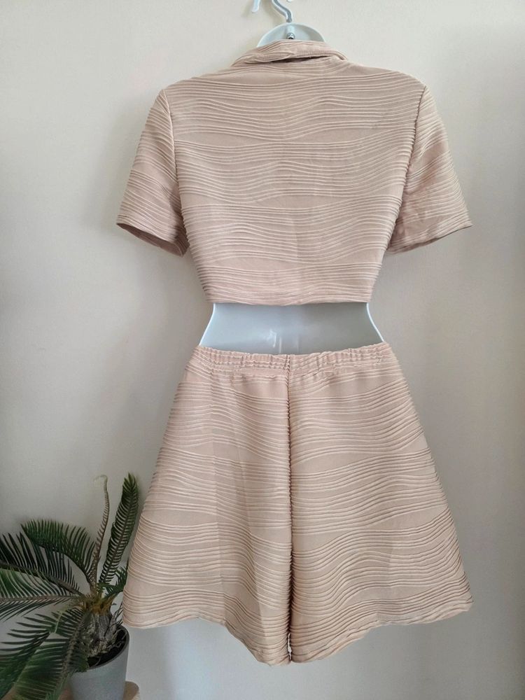 🐚 Shein Beige Textured Wave Plissé Tie-Front Crop Top & Shorts Co-Ord Set (Size L / UK 12-14) imagen 2