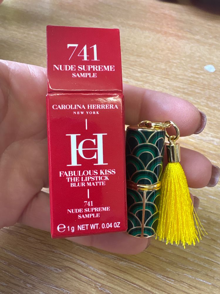 Carolina Herrera Fabulous Kiss The Lipstick Blur Matte 741 Nude 