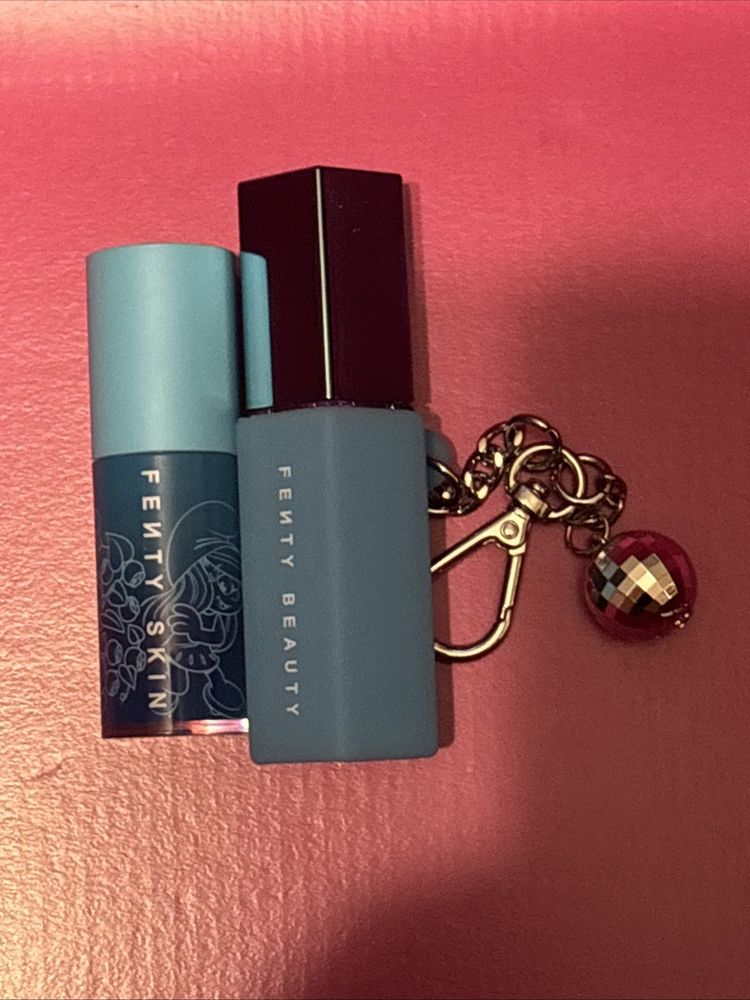 Fenty x Smurfs SMURFETTE SMOOCHES Gloss Bomb, Treatz Lip Oil, & Keychain Holder imagen 2