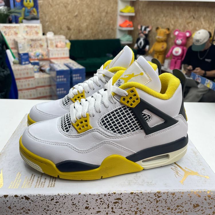 Jordan UK 3 JORDAN 4 RETRO ‘Vivid Sulphur’  product image