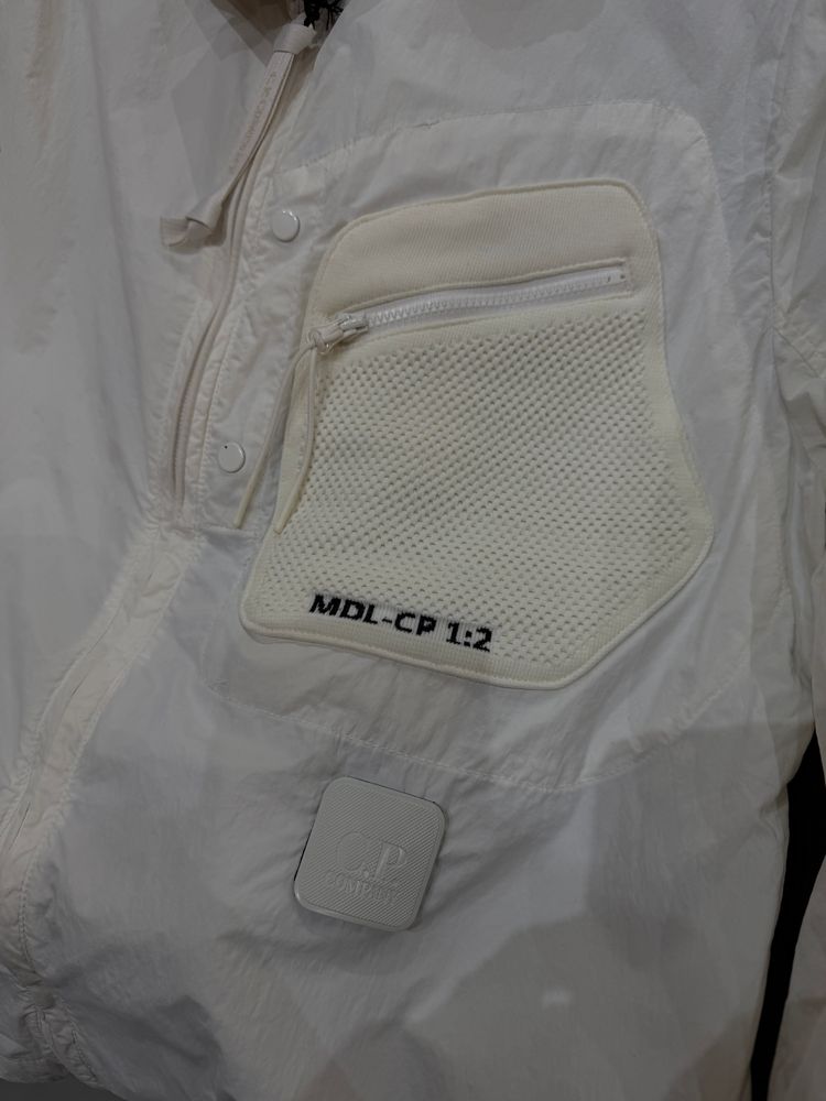 White Long Sleeve Jacket With Zippered Pocket obraz 3