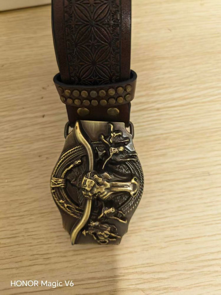 Brown Leather Belt With Decorative Metal Buckle imagen 2