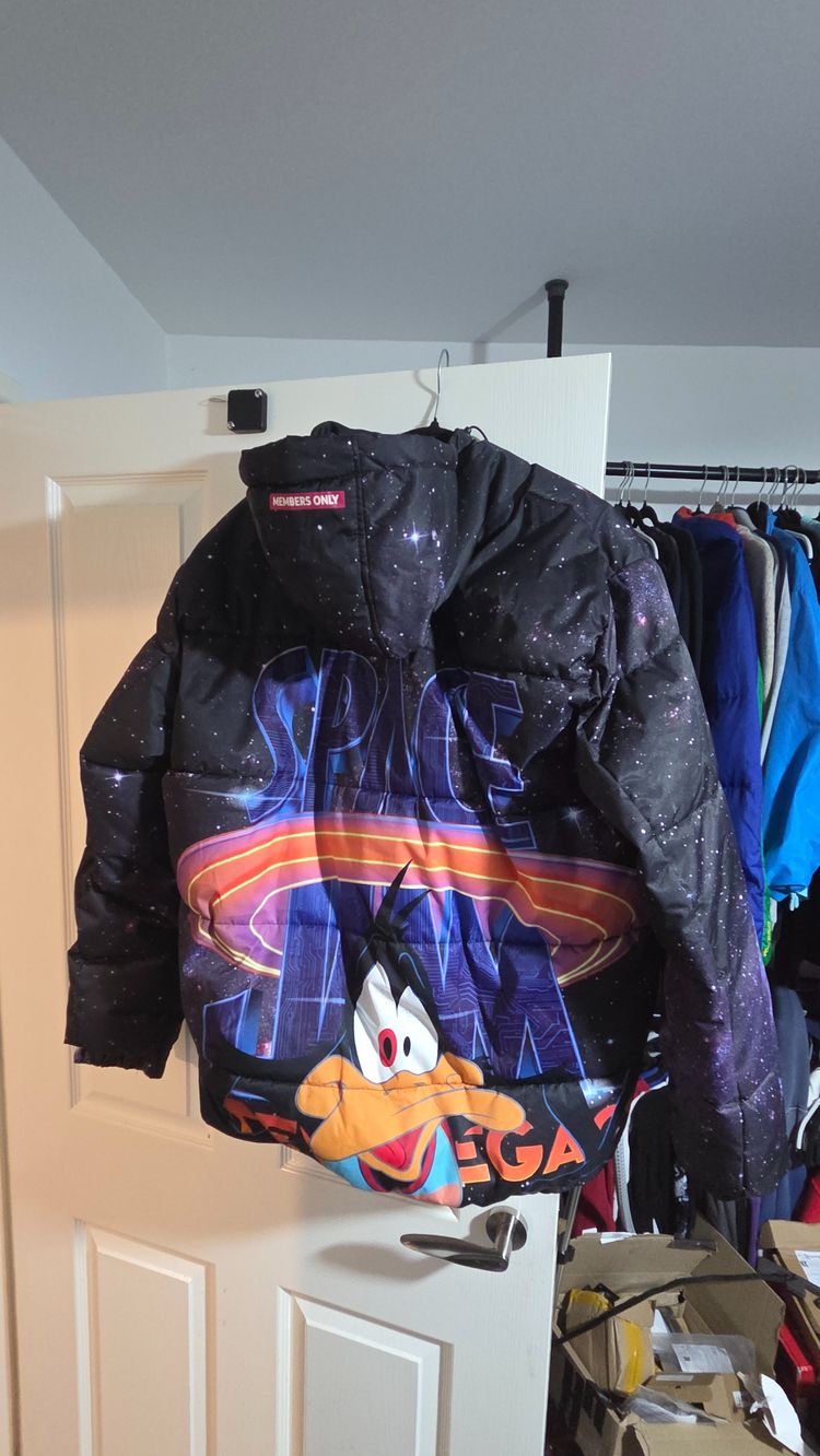 Members only  Space Jam Puffer Jacket With Marvin The Martian And Daffy Duck imagen 2