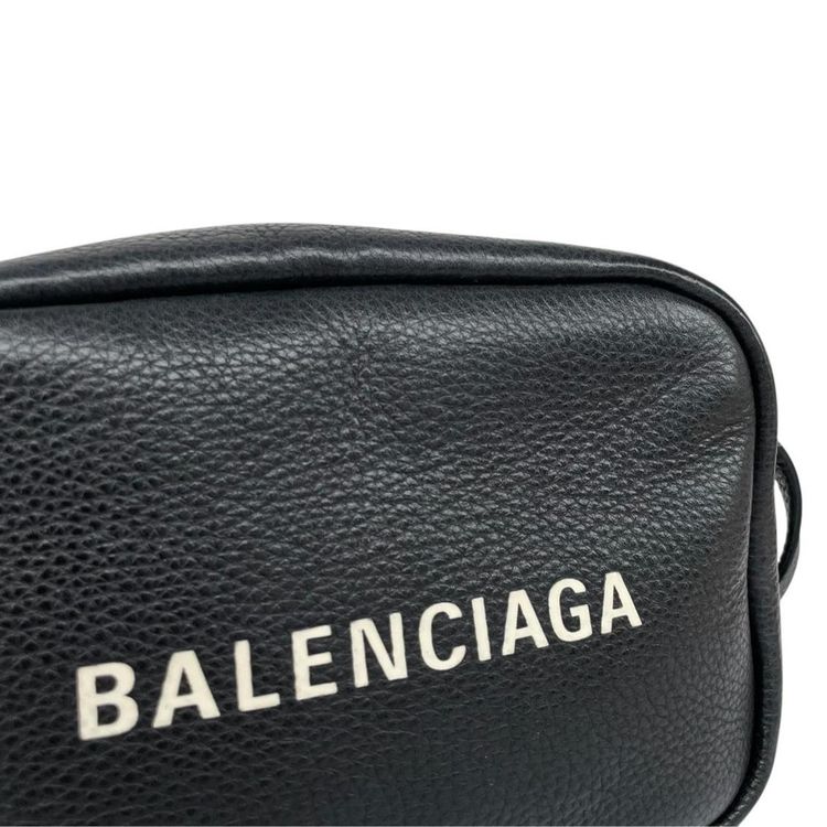 Pre-Loved Balenciaga Leather Everyday Camera Small Shoulder Bag imagen 2