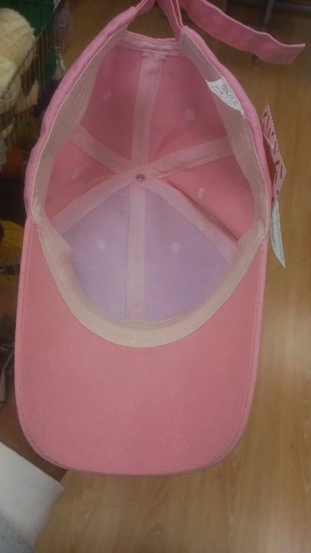 Pink Cap With Floral Embellishments imagen 2