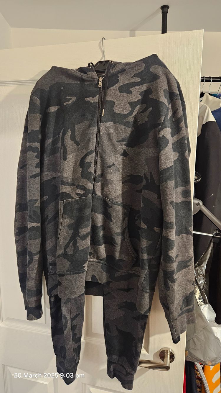 Supreme Camo T-Shirt With Dog Graphic imagen 2