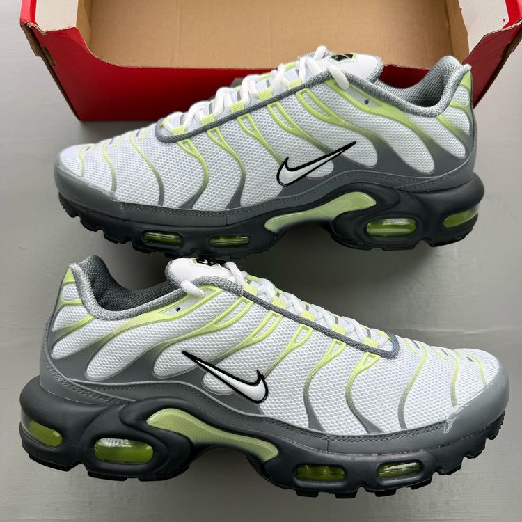 Immagine di Nike Air Max Plus TN Size UK 9 Cool Grey White Liquid Lime Trainers IR1999-065 1
