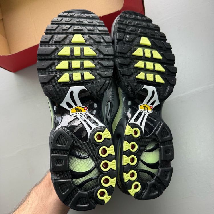 Immagine di Nike Air Max Plus TN Size UK 9 Cool Grey White Liquid Lime Trainers IR1999-065 3