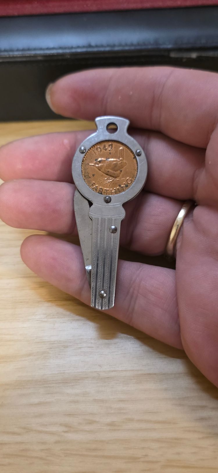 Coin Holder Keychain With 1942 Farthing Coin imagen 1