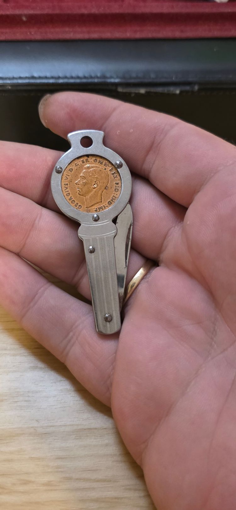 Immagine di Coin Holder Keychain With 1942 Farthing Coin 5