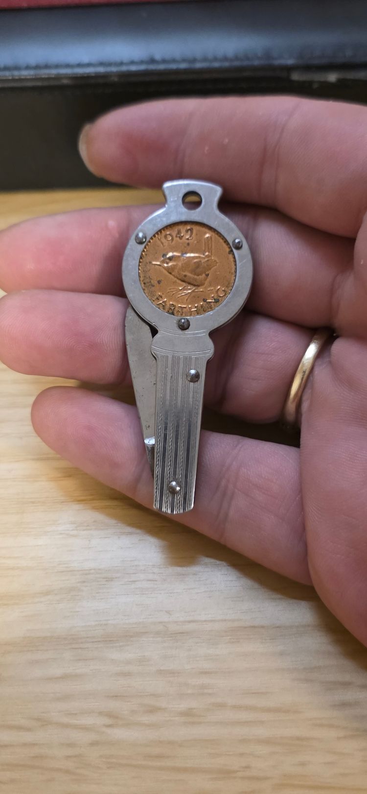 Immagine di Coin Holder Keychain With 1942 Farthing Coin 2