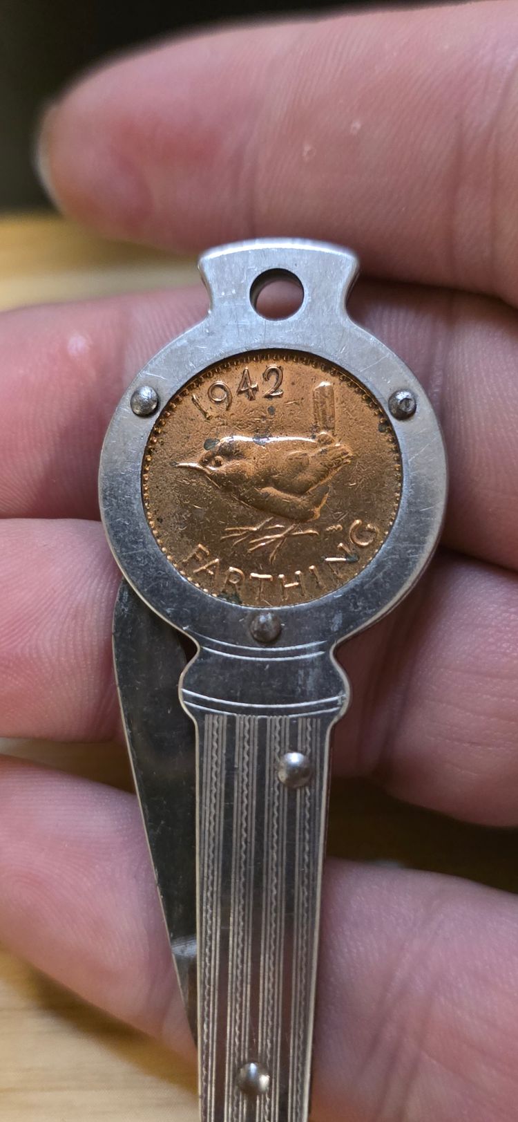 Immagine di Coin Holder Keychain With 1942 Farthing Coin 3
