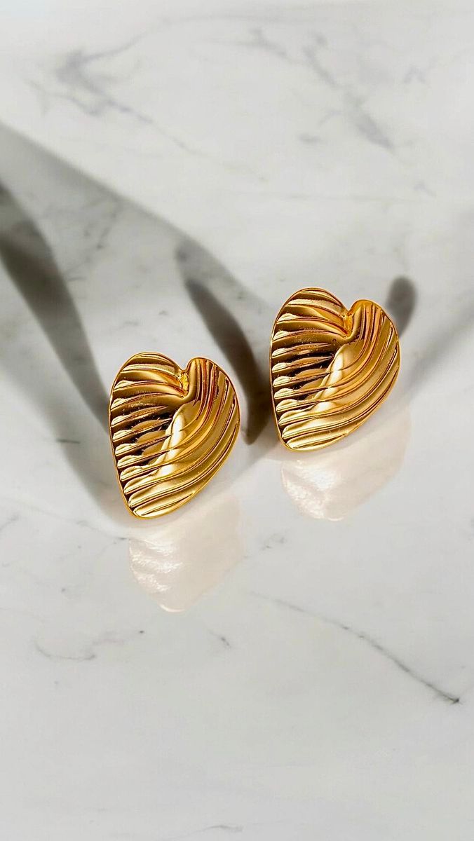 Other gold-tone heart-shaped earrings product image