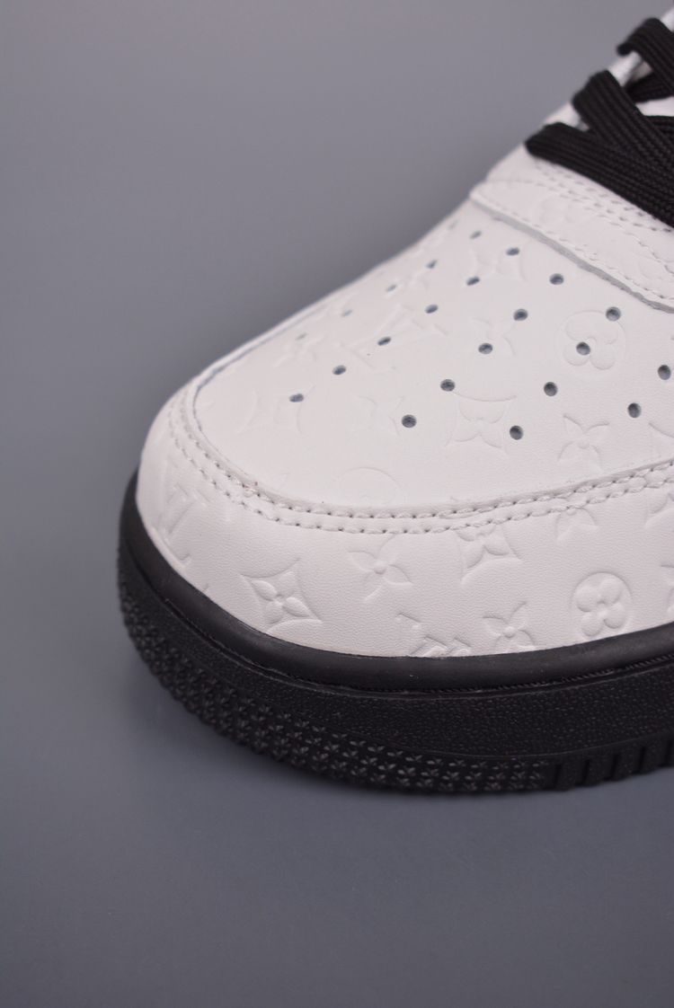 Classic black and white sneakers obraz 5