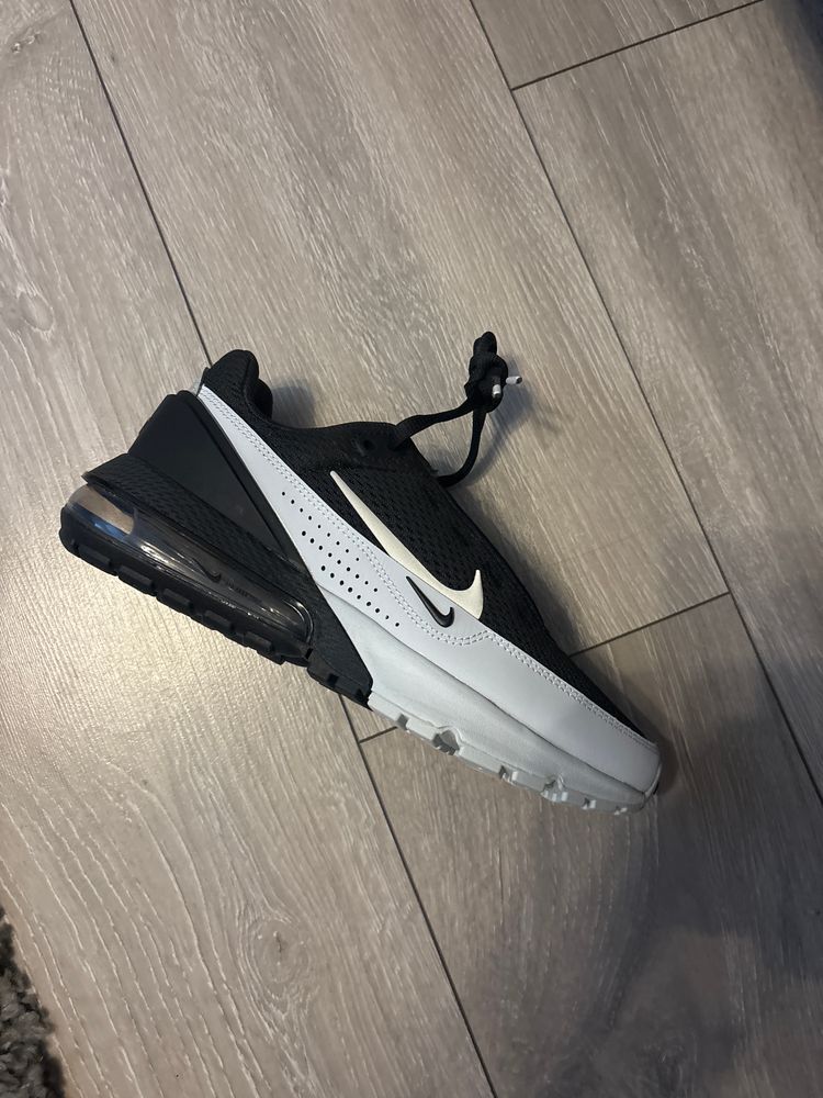 Nike black and white sneaker