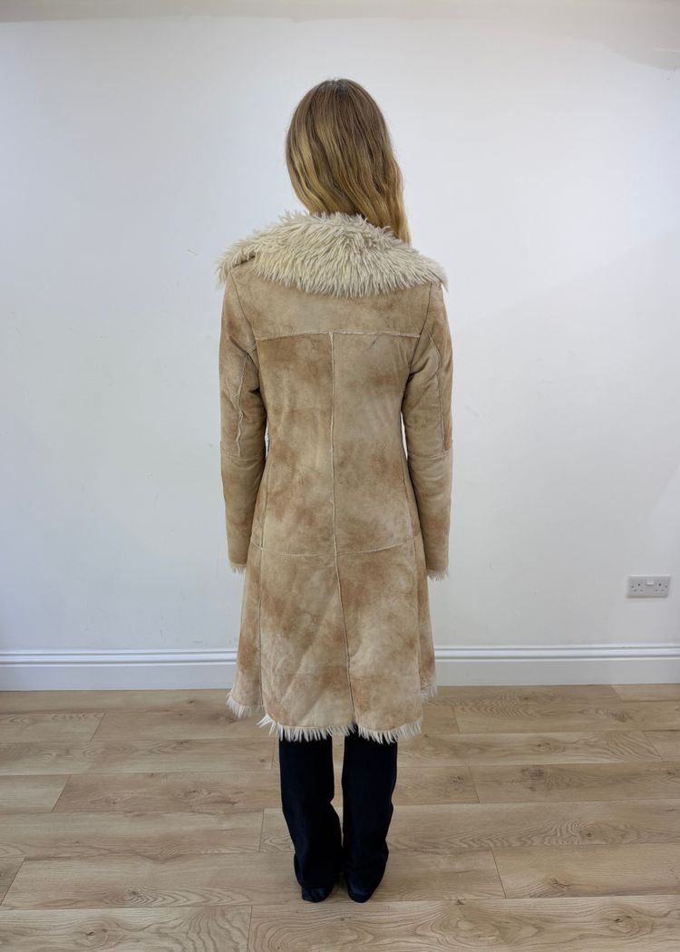 medium beige suede afghan coat with faux fur trim imagen 5