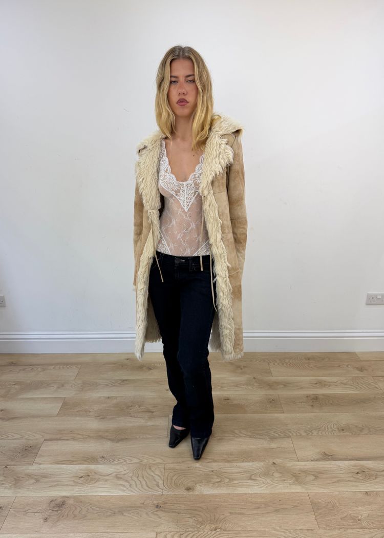 medium beige suede afghan coat with faux fur trim imagen 4