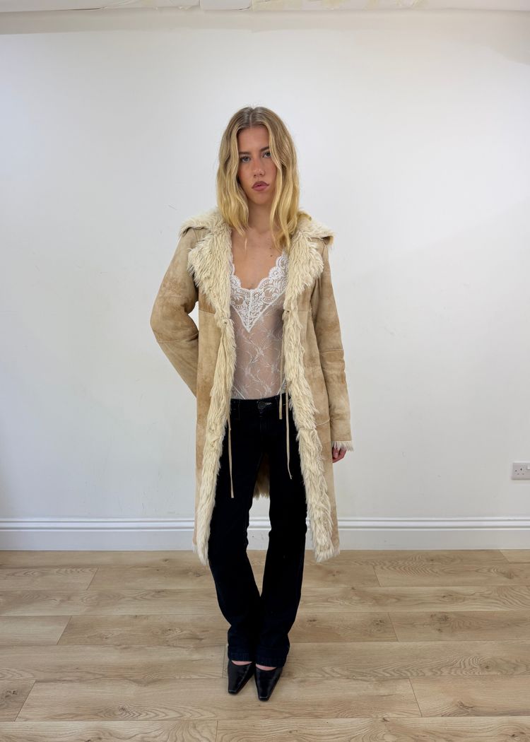 medium beige suede afghan coat with faux fur trim imagen 8