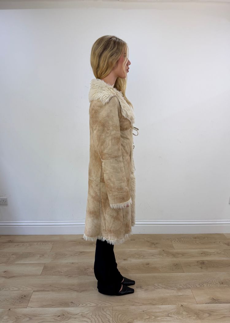 medium beige suede afghan coat with faux fur trim imagen 6