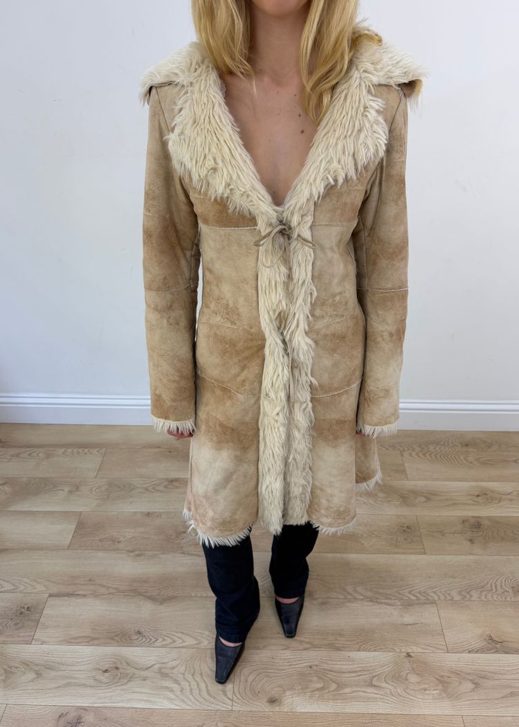medium beige suede afghan coat with faux fur trim imagen 2